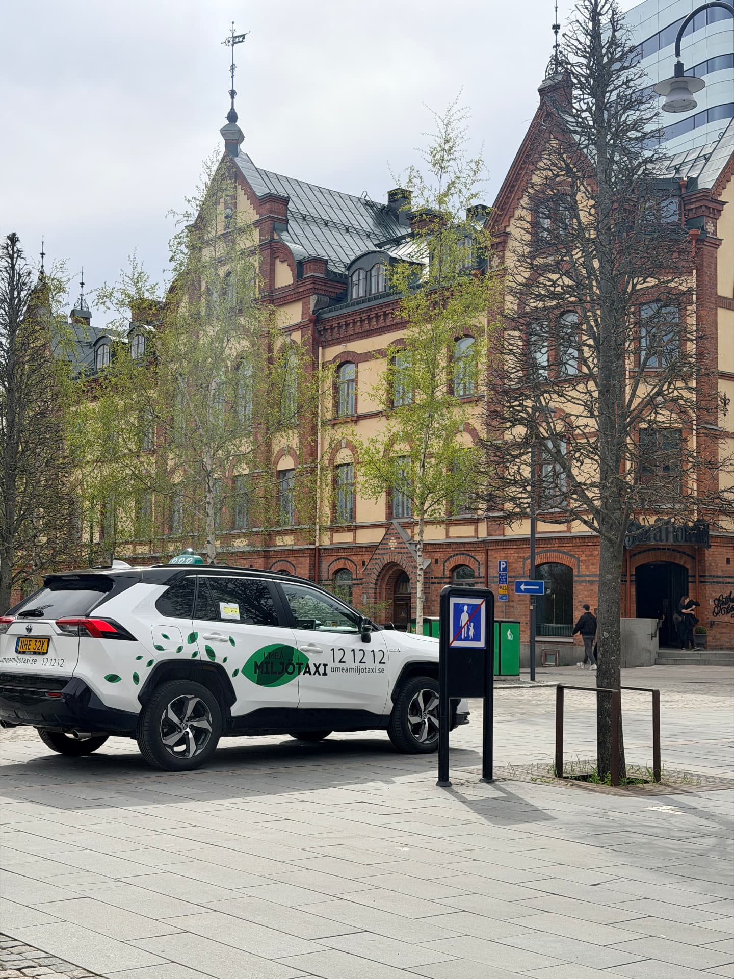 Umeå Miljötaxis bil i centrala Umeå